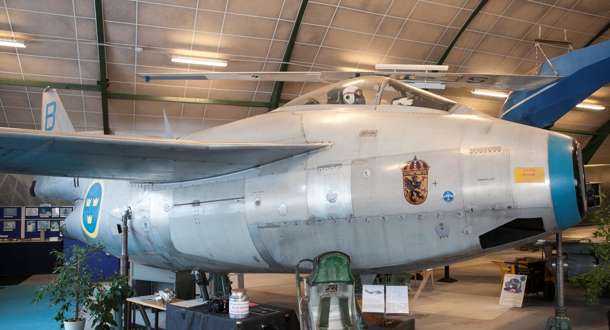 Spaningsflygplan, S 29C
Saab 29 Tunnan

Märkning: Runt nosen en blå ring; på framkroppen Södermanlands landskapsvapen, en dekal från Tusen Timmar Tunnan-klubben; på bakkroppen kronmärke och flottiljnummer 11; på fenan ett stort blått B.