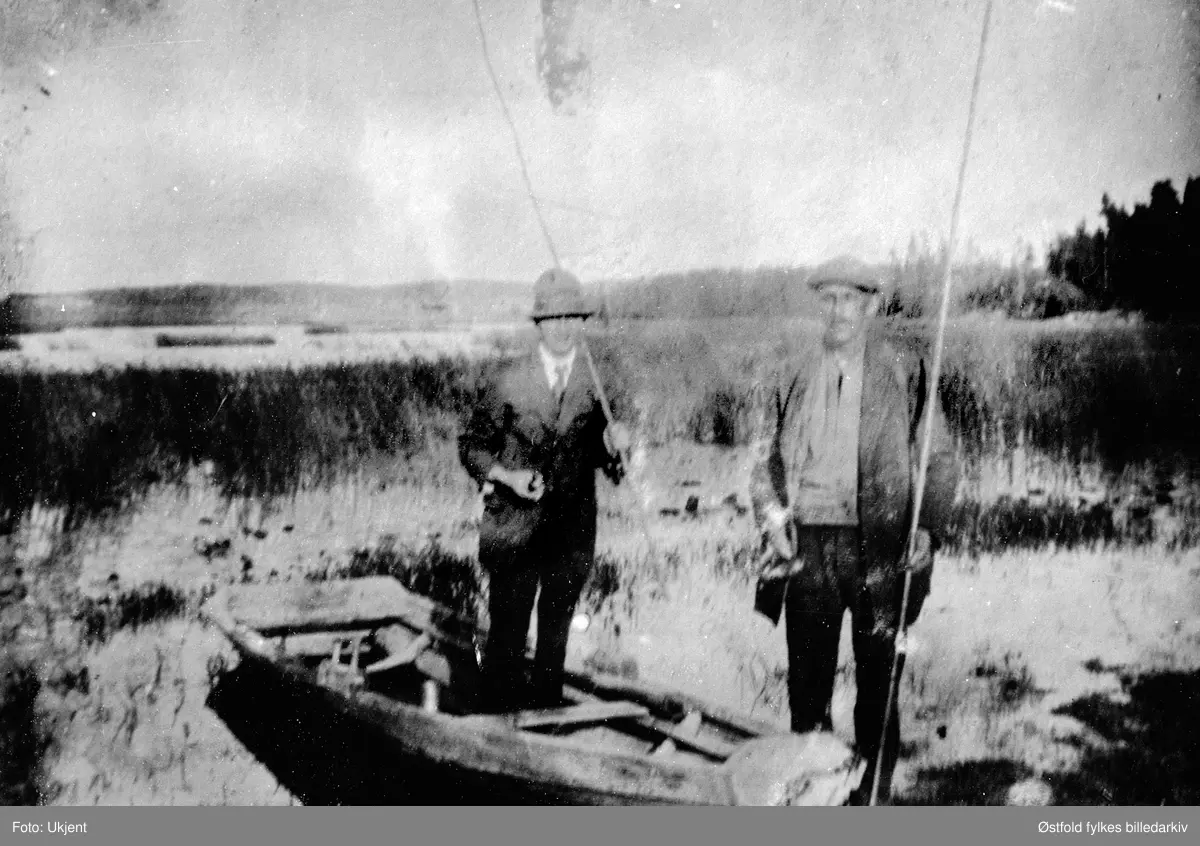 Fisketur på Kallaksjøen i Trøgstad, 1920. Fra v.: Einar Jensen, Alfred Torvaldsen Dal.
