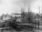 Wesslands bruk omkring år 1909. Smedjan låg till vänster om bron. Kvarnen i sitt ursprungliga skick, taket möjligen ombyggt på 1890-talet. Masugnen låg på bortre sidan om bron till >> höger, där på bilden en kaj byggts. Platsen igenfylld och delvis bebyggd med logen, som uppfördes omkring år 1904.Det vita huset i fonden är ett gammalt kolhus av slagg i lerbruk, sedan 1870-talet inrett till häststall, vartill det alltjämt användes. Byggnaden längst till höger är en fd rostugn.