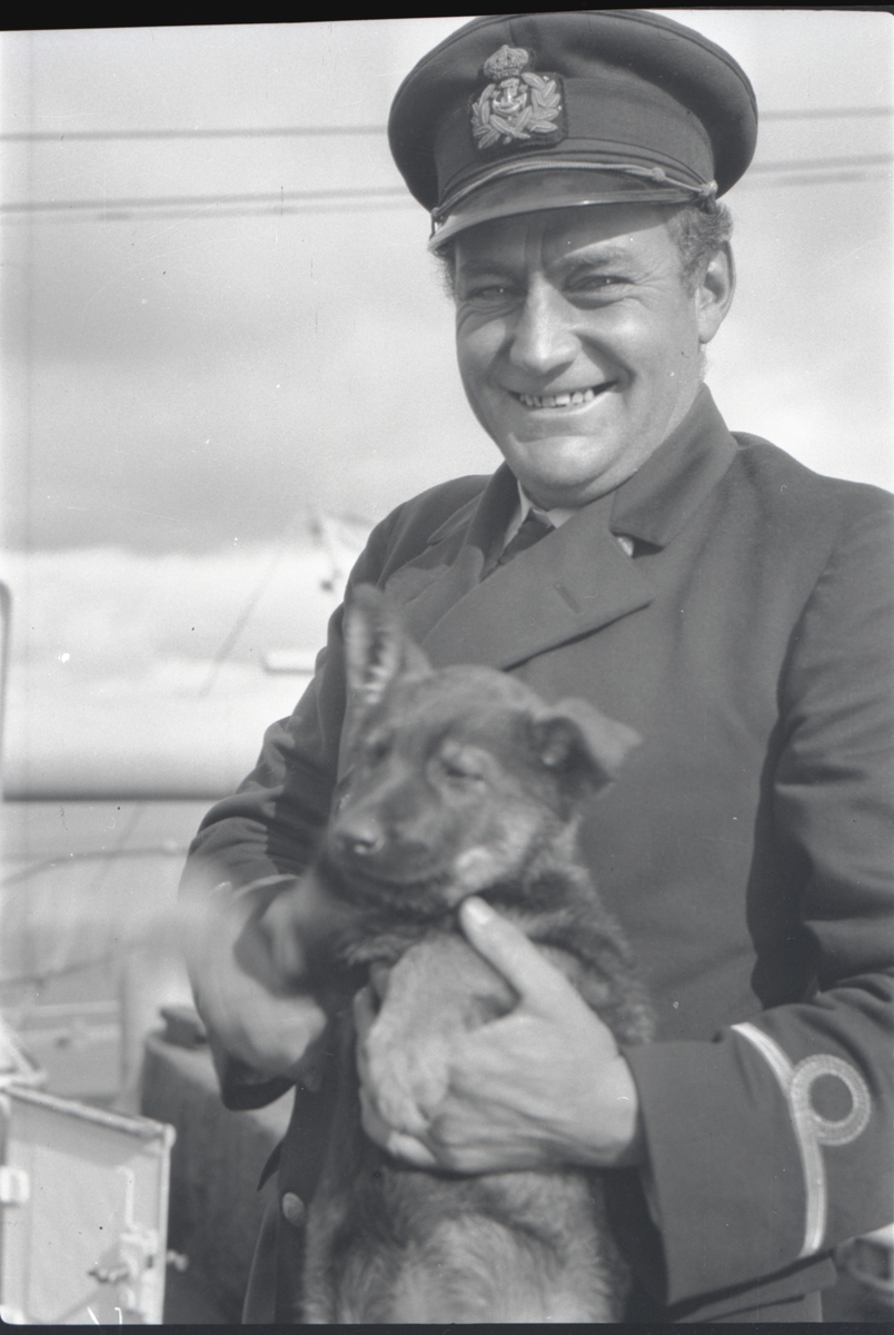 Reservofficer med skeppshund. Enligt anteckning av Berger togs bilden vid besök från 2:a flygkåren 1929. Mannen på bilden har fänriks grad. Jfr Fo229149A.