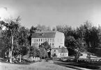 Hagge järnbruk.
Herrgården med kontorsflygeln omkring 1890.