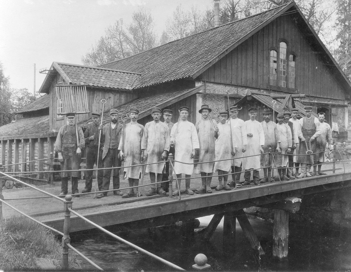 Hagge järnbruk.
Smältsmedjan. Smeder på "Smedbron", omkring år 1900.