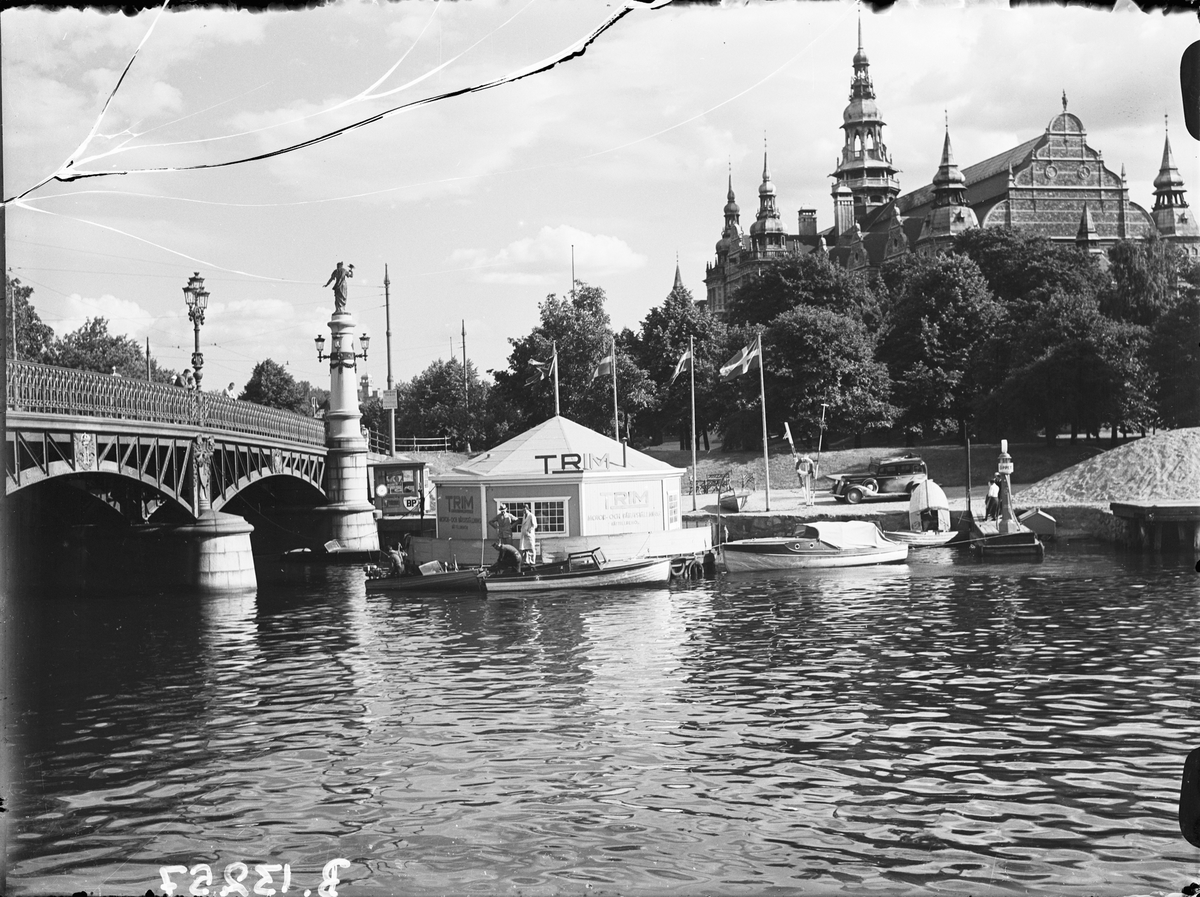 Trim. Båtmotor vid Djurgårdsbron.