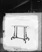 Bord med gjutjärnsstativ.