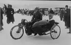 Eric Westerberg och Sven Schultz i motorcykel med sidovagn.