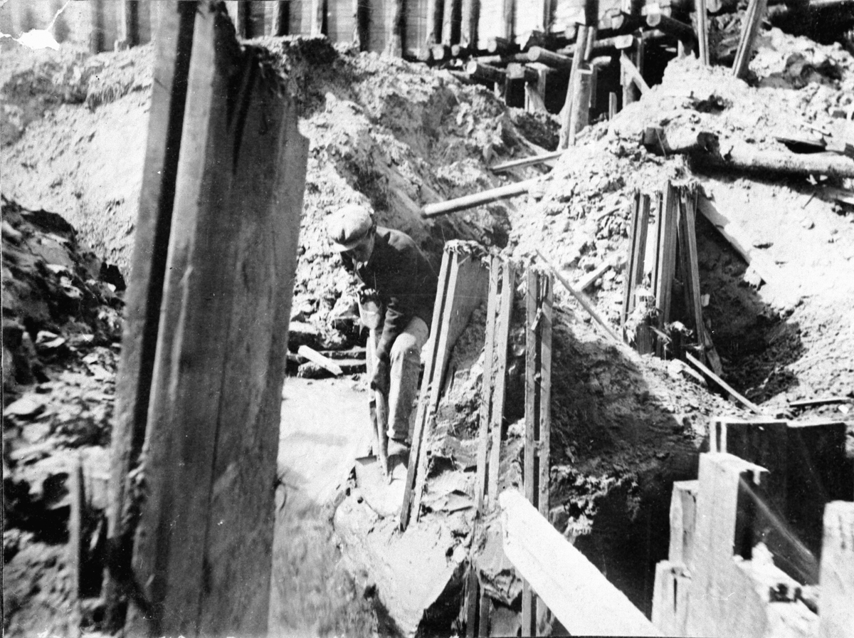 Byggherre: Byggnadsaktiebolaget Contractor, Stockholm. Efter raset.