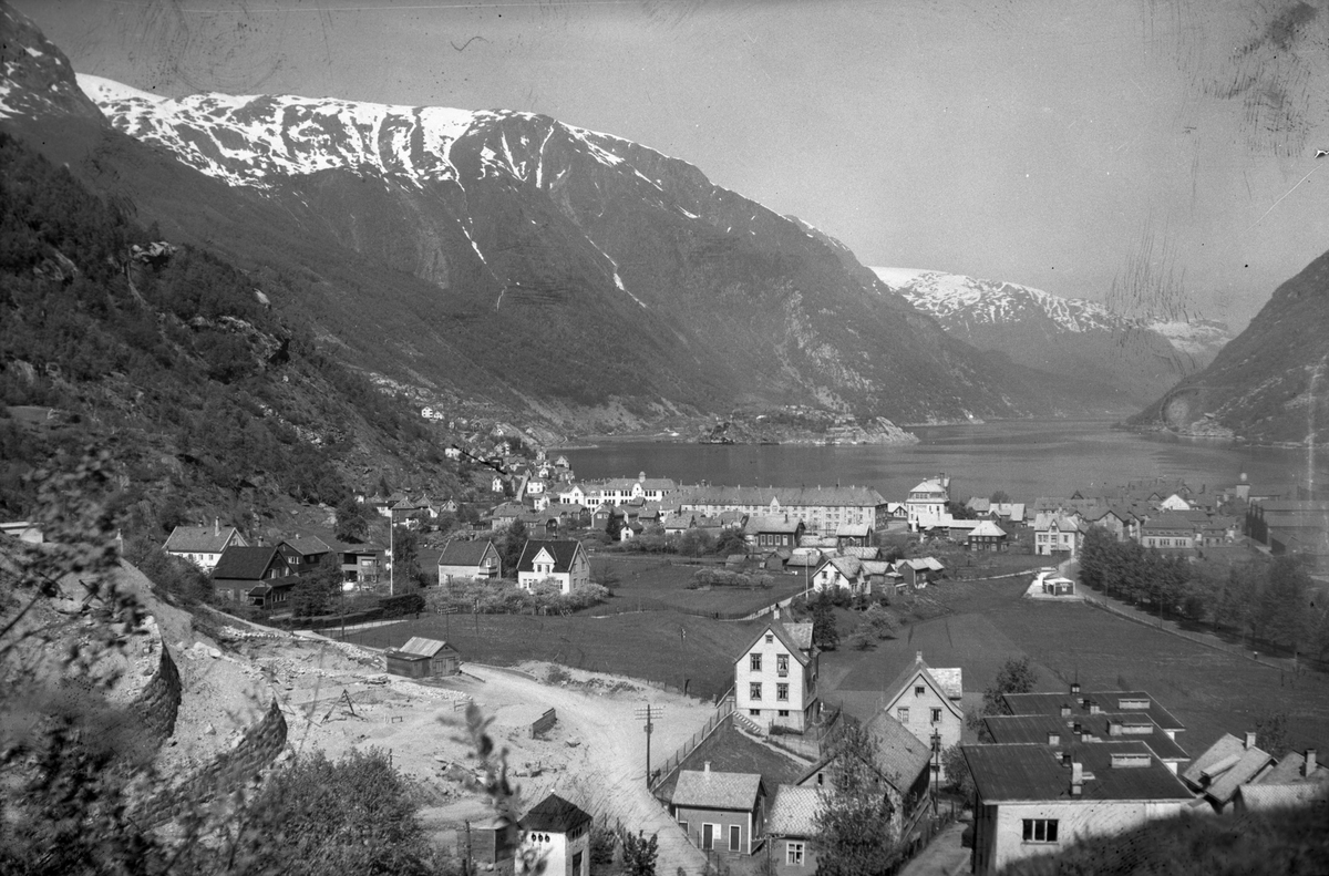 Odda på slutten av 1930-talet. Kvitavoll og bygging av Berjaflotvegen i framgrunnen
