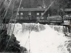 Stjernfors. Forsen vid Ljusnarn. Nedre hammarsmedsbyggningen ,1903.