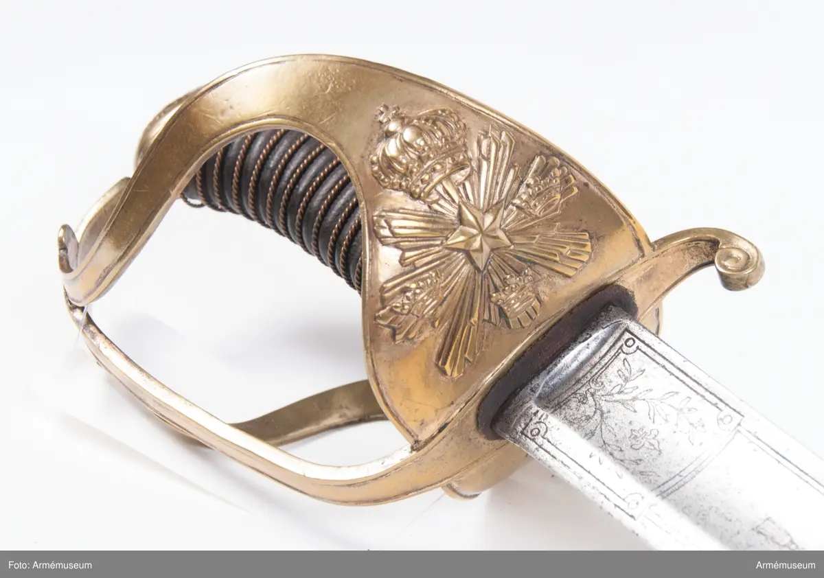 Sabel med förgyllt fäste, klinga med dekor i form av franska liljor.