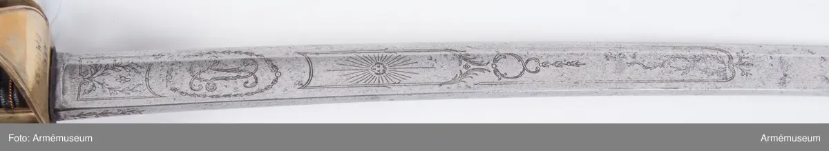 Sabel med förgyllt fäste, klinga med dekor i form av franska liljor.