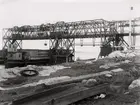 Transportbrygga för lastning av träkol eller grus. Okänd plats. Omkring 1910.