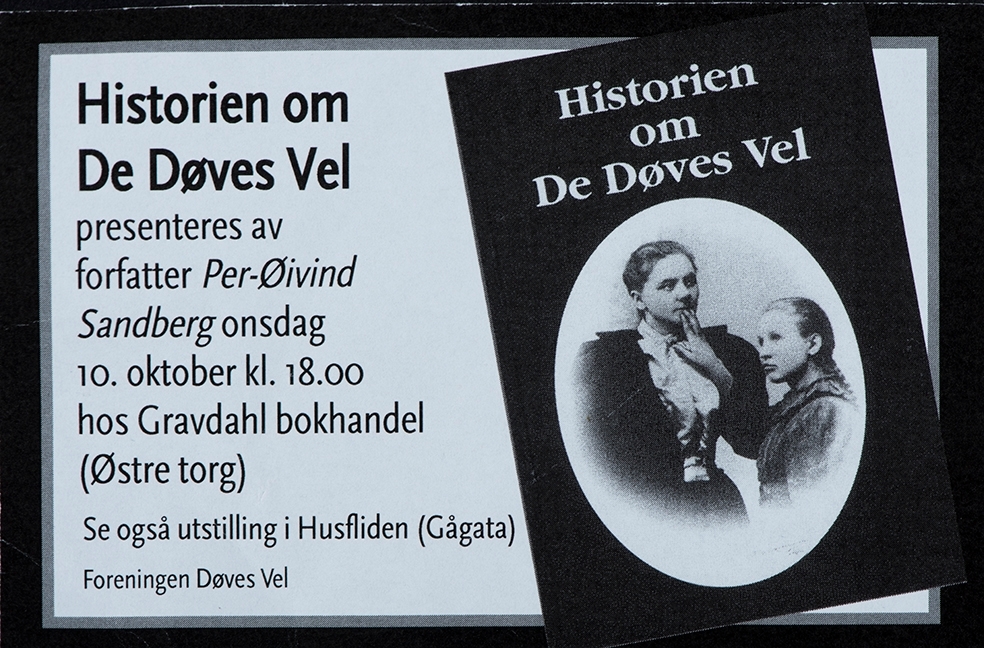 Gravdahl Bokhandel, Hamar. Presentasjon av boken "Historien om De Døves Vel. Bilde 1 f.v. Randi Byvold og Kåre Johansen. Bilde 2. Utstillingsvindu på Husfliden, arbeider utført på Døves Vel. Bilde 3. Annonse .

Bilde 2: Fotograf Per Holland.