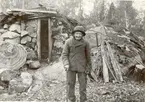 Nisse Bäll framför sin stuga vid Sinnern, Högsby, omkring 1890.