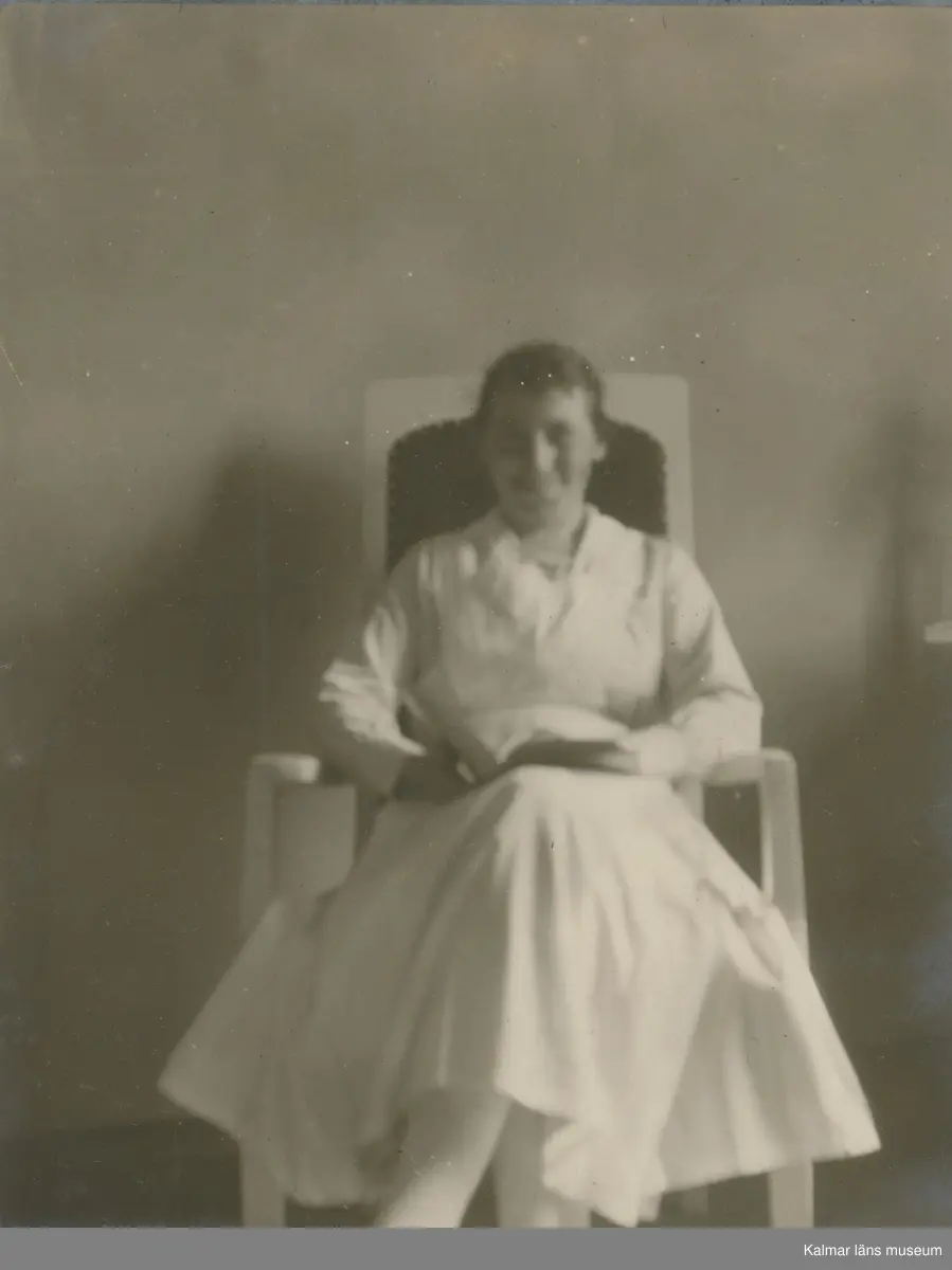 En kvinna vid förrådet på "Extra" Kalmar Lasarett den 1 oktober 1920.