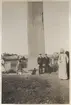 Två svenska sjöofficerare poserar intill oidentifierad obelisk, sannolikt i arabland. Officeren till höger är Gunvald Berger, till vars samling bilden hör. Berger deltog 1925-1926 i pansarkryssaren FYLGIAs långresa till bl a Alexandria och Tunis och 1927 då fartyget seglade till Medelhavet, därvid angjordes bl a Alger.