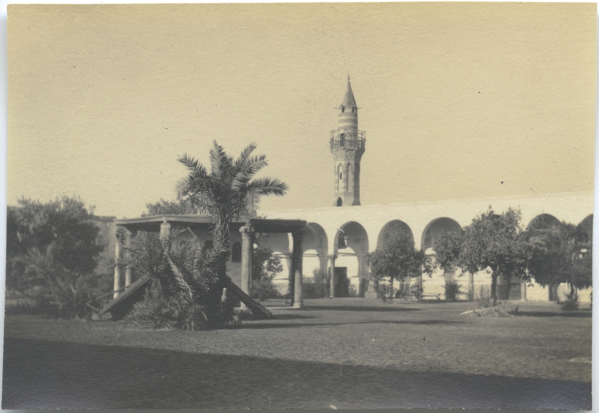 Okänd byggnad samt minaret. Bilden har sannolikt tagits då Berger medföljde pansarkryssaren FYLGIA på dess långresor 1925-1926 och 1927. Vid den första resan angjordes bl a Alexandria och Tunis och vid den sistnämnda Alger. Vilken av dessa orter som ses på bilden har dock inte kunnat fastslås.