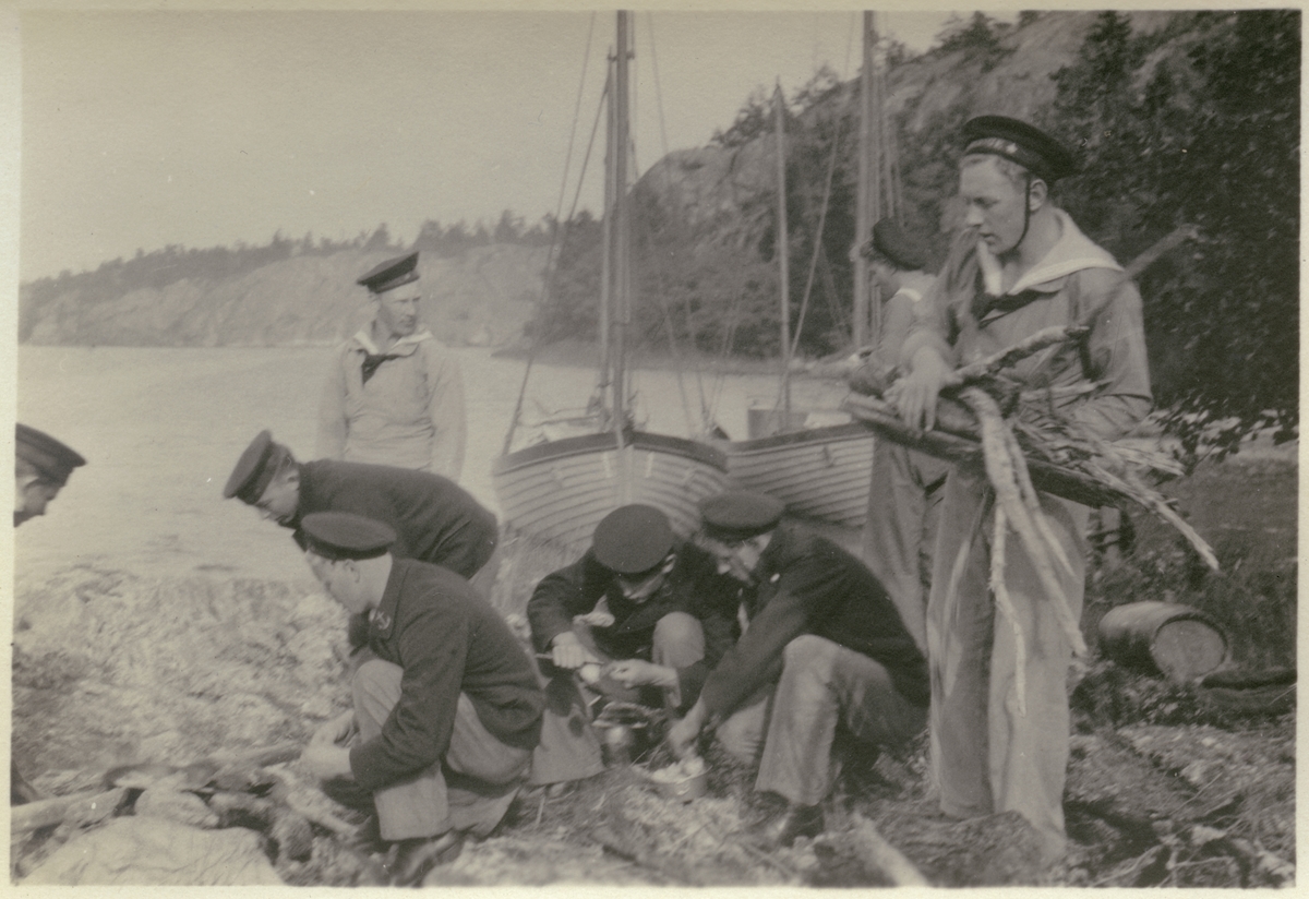 Matroser från pansarskeppet SVERIGE lagar middag i det fria vid Älvsnabben 1929