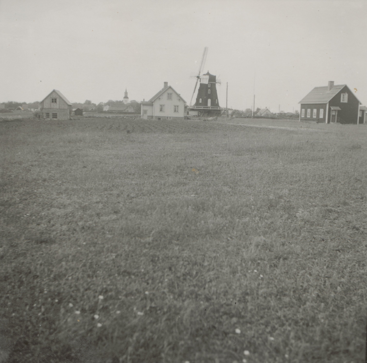 Kastlösa by, från Gripmanstäkten, mot kyrkan. Holländsk väderkvarn 1939.