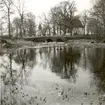 En stenvalvsbro och en kyrka.