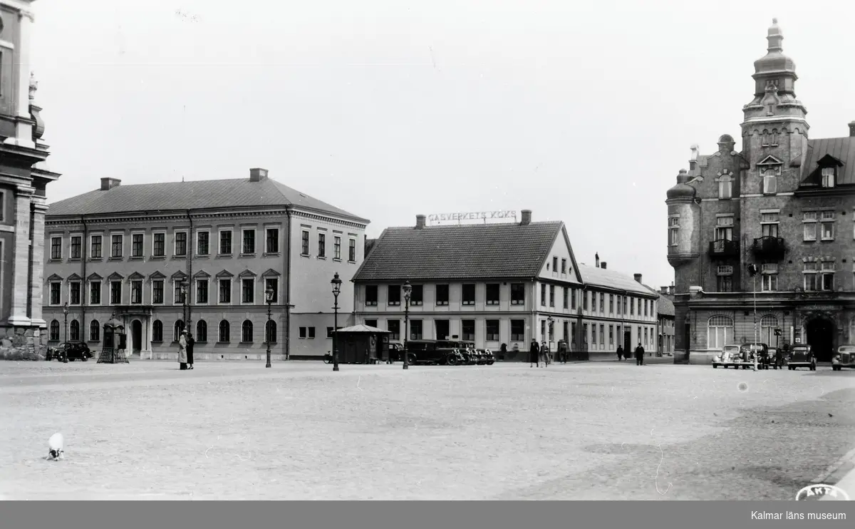 Vy mot Kv. Magistern, t.v. och kv. Bryggaren (stadshotellet) t.h.
Vy från torget med taxibilar.