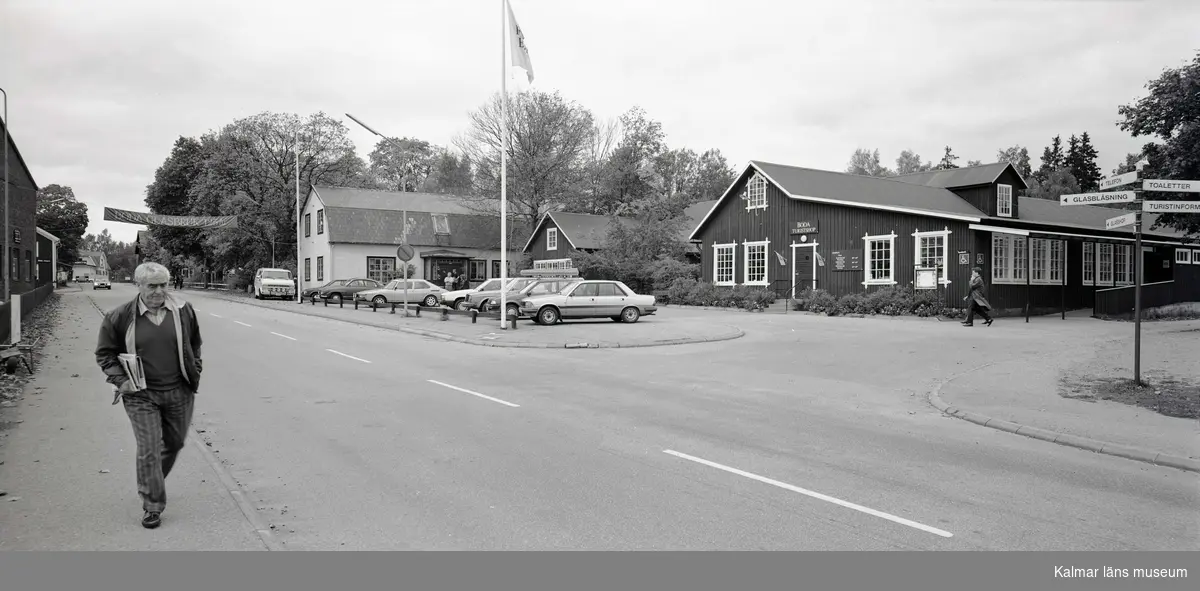 Vy med vägen och glasbruket till höger.
Foto: den 28/9 1989