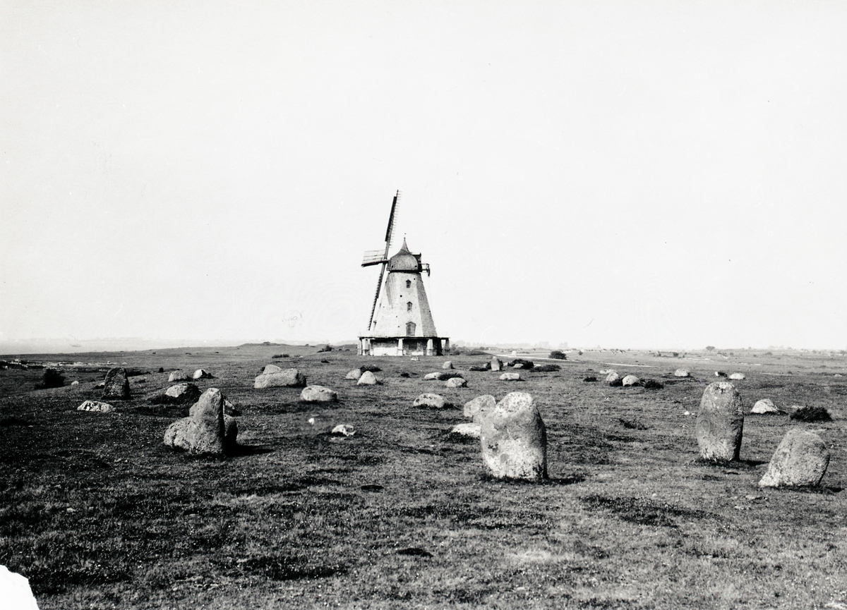Holländare, kvarnen riven omkring 1930-tal.

Ottenby kungsgård är en herrgård i Mörbylånga kommun.
Ottenbys nämns första gången i skrift år 1282. Under medeltiden omfattade Ottenby 19 gårdar och tillhörde Nydala kloster. Gårdarna drogs in av Gustav Vasa och gjordes till kungsladugård med schäferi och stuteri. Ett statligt stuteri för hästar till armén fanns 1831-1892. Även senare fortsattes stuteriverksamheten och många framgångsrika halvblodshästar föddes upp på Ottenby. Till kungsgårdens byggnader hör huvudbyggnaden med flyglar, ruiner av äldre uthusbyggnader, samt Karl X Gustafs mur, som begränsade kronans egendom mot norr och uppfördes 1654-55 för att stänga in de kungliga dovhjortarna i lunden.
Huvudbyggnaden uppfördes 1804 efter ritningar av hovintendent Carl Fredrik Sundvall. Det är en vitputsad stenbyggnad med valmat tak. Flygelbyggnaderna är uppförda i kalksten under slutet av 1700-talet.Sedan 1935 är Ottenby kungsgård ett statligt byggnadsminne. Gården ägs av Statens fastighetsverk. 

Källa Wikipedia 2009-10-23.