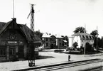 Parti av Alsterbro samhälle med järnvägsstationen till vänster och Engelbrekts hus mitt på fotot samt Anderssons hus till höger.