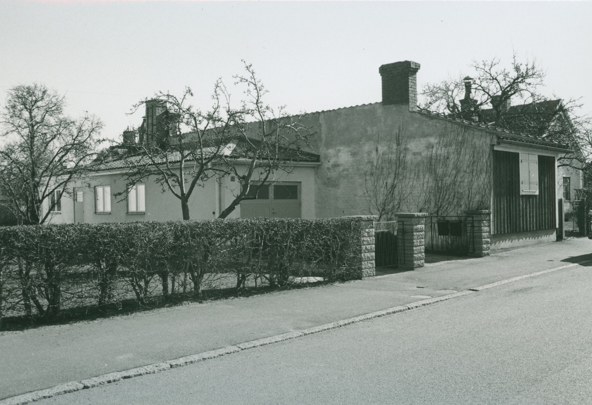 Ett bostadshus med garage på Rappegatan.