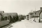 En gata med bostadshus. Till vänster kvarteret Bläckan, till höger kvarteret Braxen. År 1908.