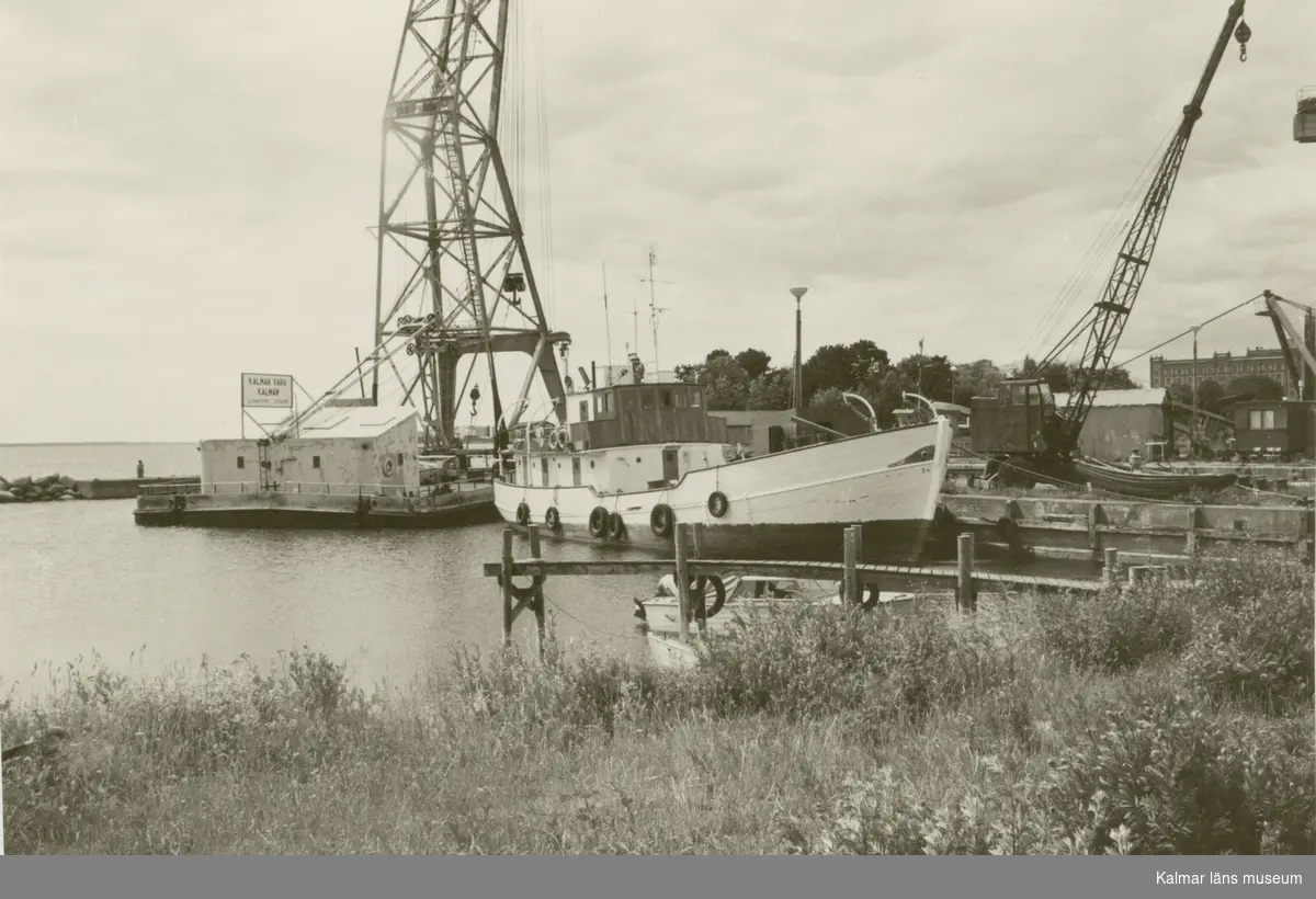 Varvsholmen. Byggaren Skärhamn. Den stora kranen var av pontontyp, och flöt alltså på vattnet och kunde med egna propellrar köras runt. Den var mycket kraftfull och lyfte upp till 150 ton.