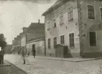 Rosenlundska huset är Kalmars äldsta stenhus och även platsen där Hjalmar Åhman föddes. Fotografiet är taget före år 1900.