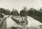 Foto c:a 1880. Till höger Kalmarvägen, till vänster Smedbyvägen. Vägar med gärdsgård.
