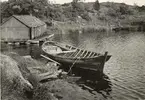 Storökan av år 1875 förtöjd i hamnen i Strupö.