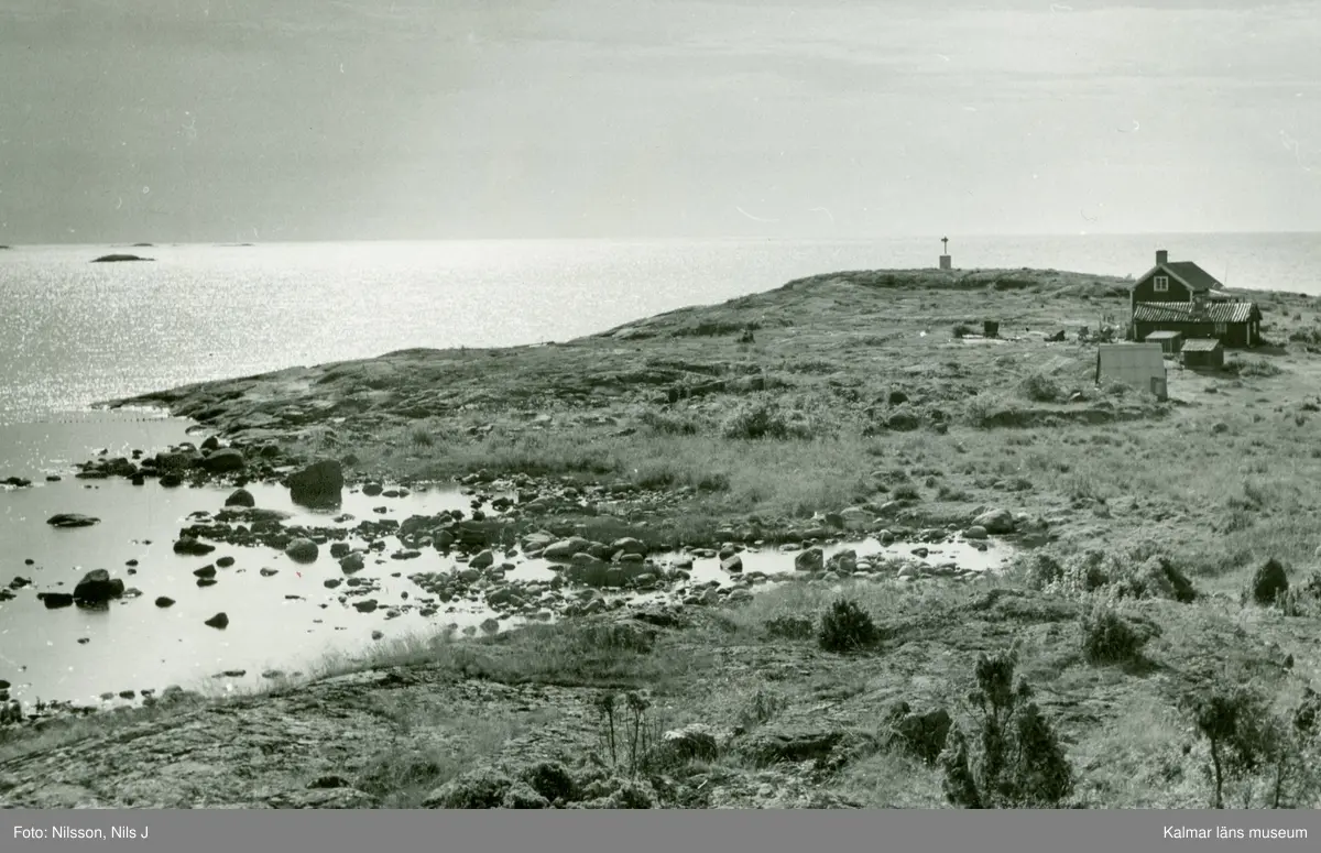 Utsikt från Stångberget mot fiskefyren och Ivan Nilssons stuga.