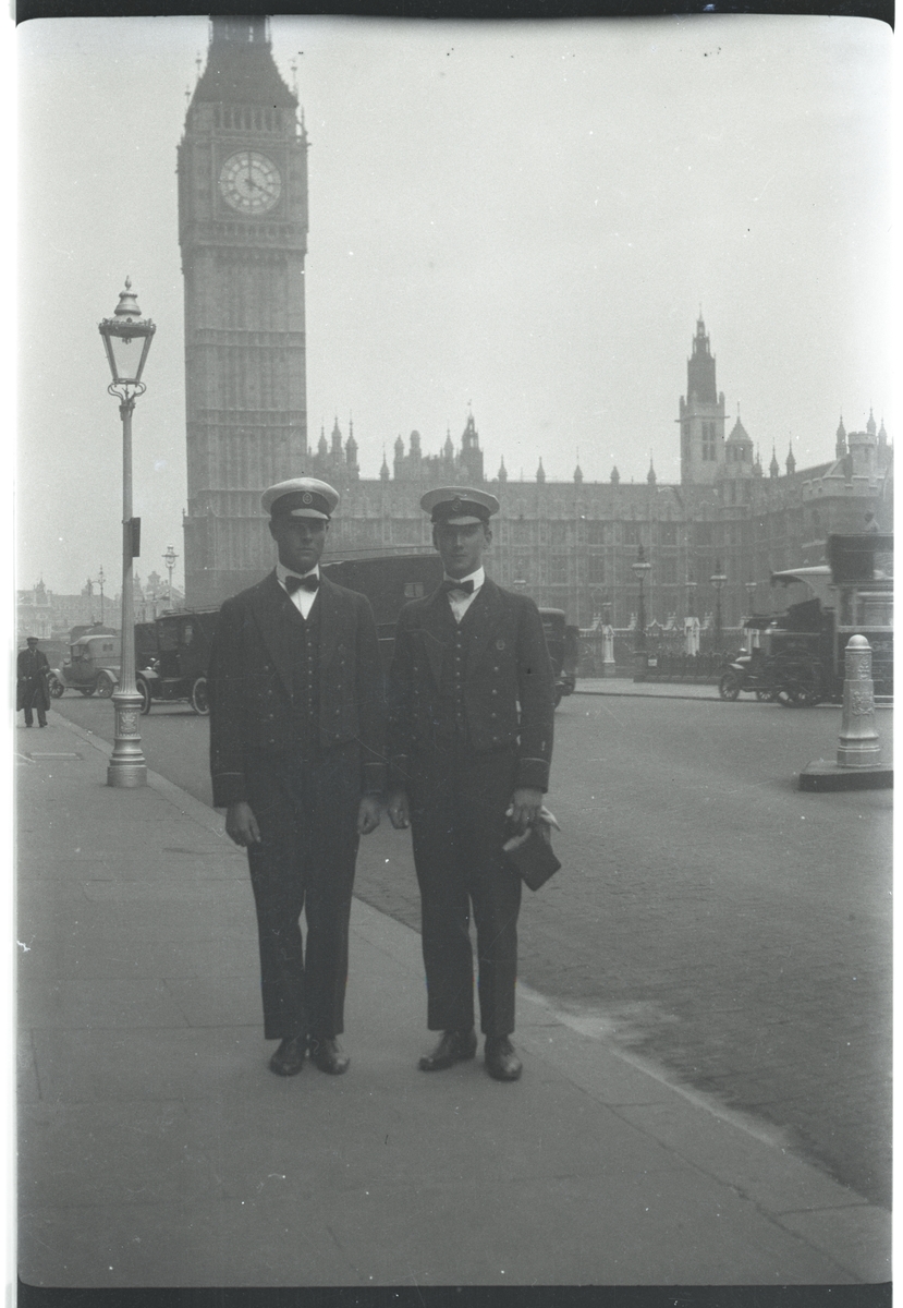 Två unga fänrikar poserar framför Big Ben i London, mannen till h är möjligen Gunvald Berger.