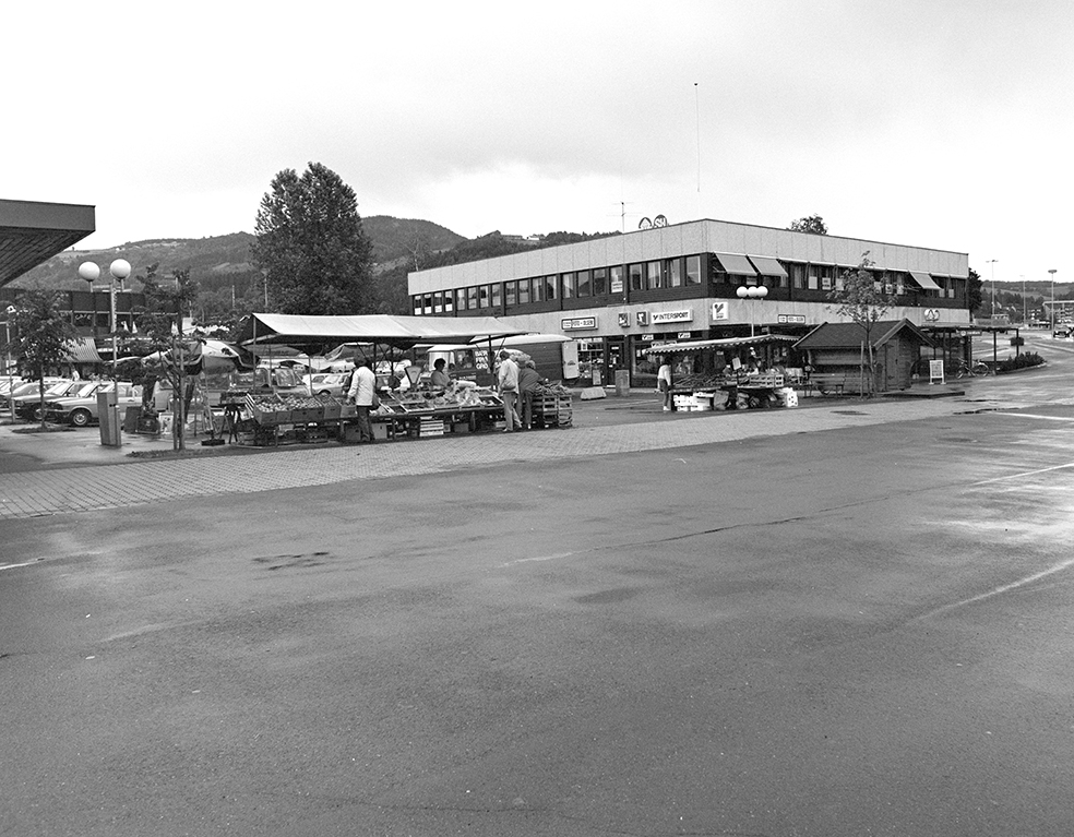 Brumunddal sentrum,torget, torgboder,