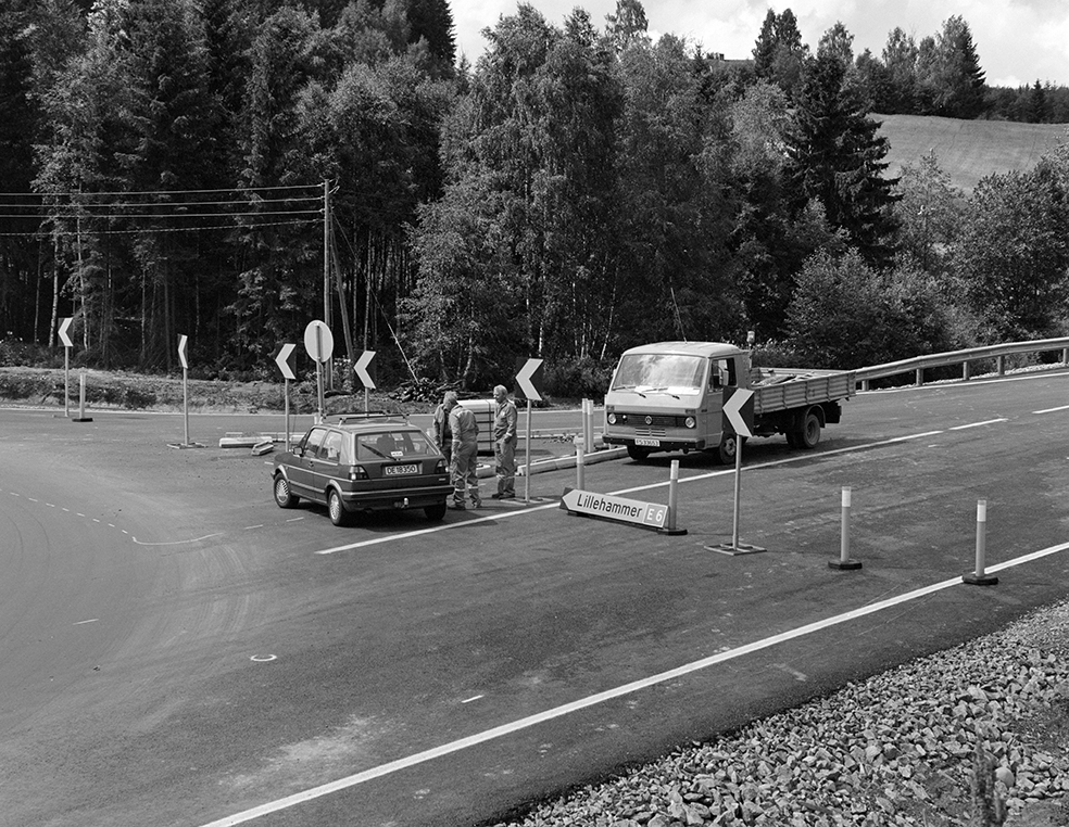 E6, åpning av ny parsell mellom Økelsrud og Moelv. Vegutbygging. De siste bilene kjører en gamle veien.