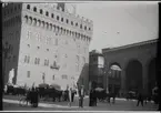 Svensk officer (möjligen Gunvald Berger själv) framför Palazzo Vecchio i Florens. Bilden har uppenbarligen tagits under pansarkryssaren FYLGIAs långresa 1925-1926, varvid bl a Genua angjordes.