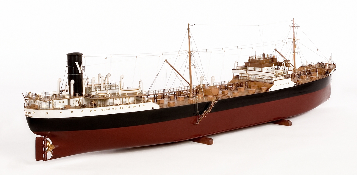 Fartygsmodell av motortankfartyget LAUREL. Hel i block av trä, fullt utrustad. Två master, två bommar. Brygga midskepps. Maskin akterut.Tre livbåtar i dävertar. Svart skorsten med vitt V. Svart sida, röd botten. 
Tillverkare: England.