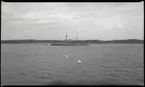 Pansarskeppet MANLIGHETEN efter grundstötningen 24 augusti 1930 vid Piltholmen utanför Dalarö. Närmast pansarskeppet minsveparna SPRÄNGAREN (ik-nummer 18) och SÖKAREN (ik-nummer 16). Jfr Fo229314A från samma tillfälle.