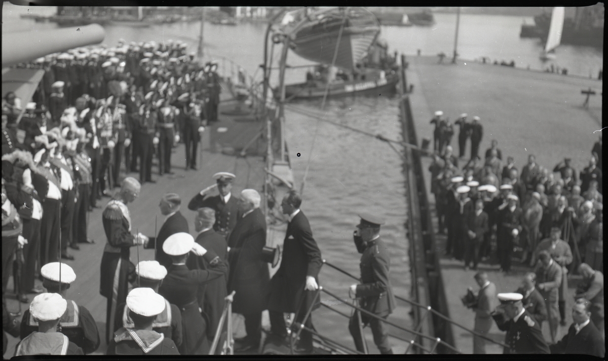 Från kung Gustaf V:s statsbesök i Estland 27 juni 1929, monarken hälsar på estniska representanter ombord på pansarskeppet SVERIGE i Tallinns hamn.