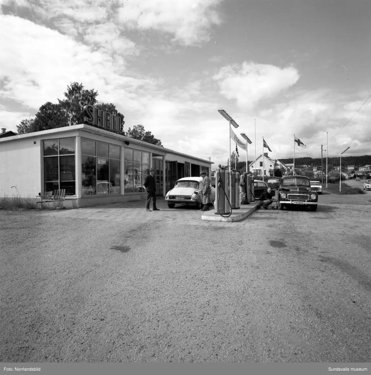 Shell i Timrådalen, exteriör- och interiörbild med innehavaren Ture ...