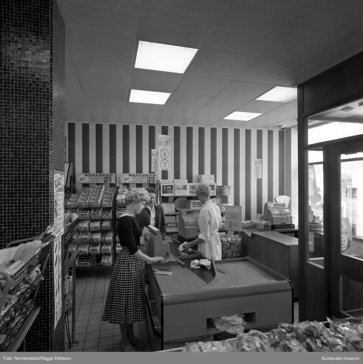 SMC-butiken på västra Storgatan. Interiörbilder med kassapersonal och kunder, fotograferat för National kassaregister.
