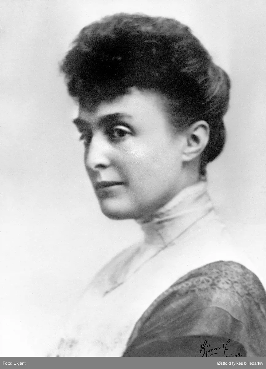 Portrett av Katti Anker Møller. Stifter av Østfold mødre- og barselhjem i 1917.