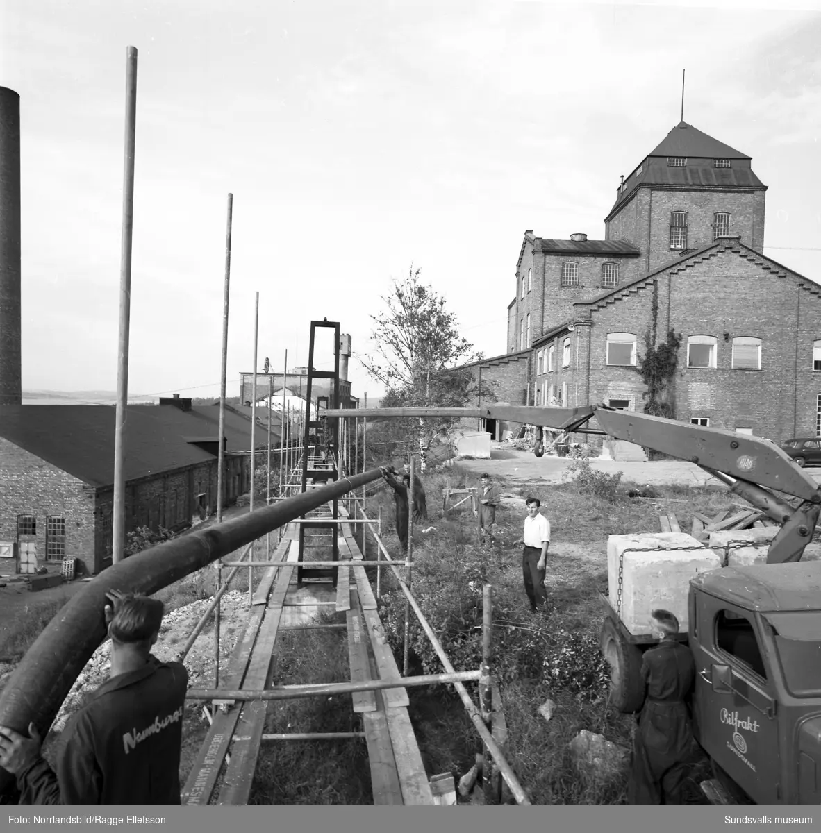 Naunsburgs Industri AB monterar en rörledning i Nyhamn.