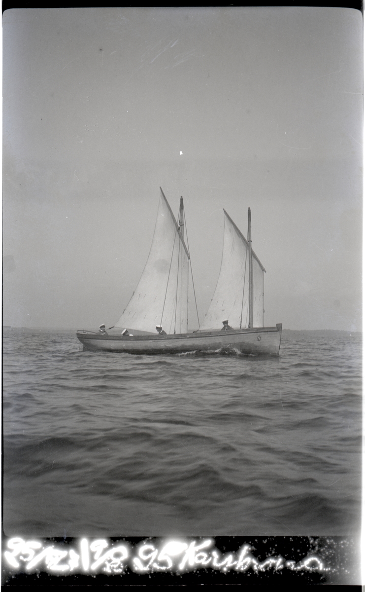 Slup seglad av flottister. Av otydlig anteckning på neg framkommer att bilden har anknytning till Karlskrona, dock oklart hur.