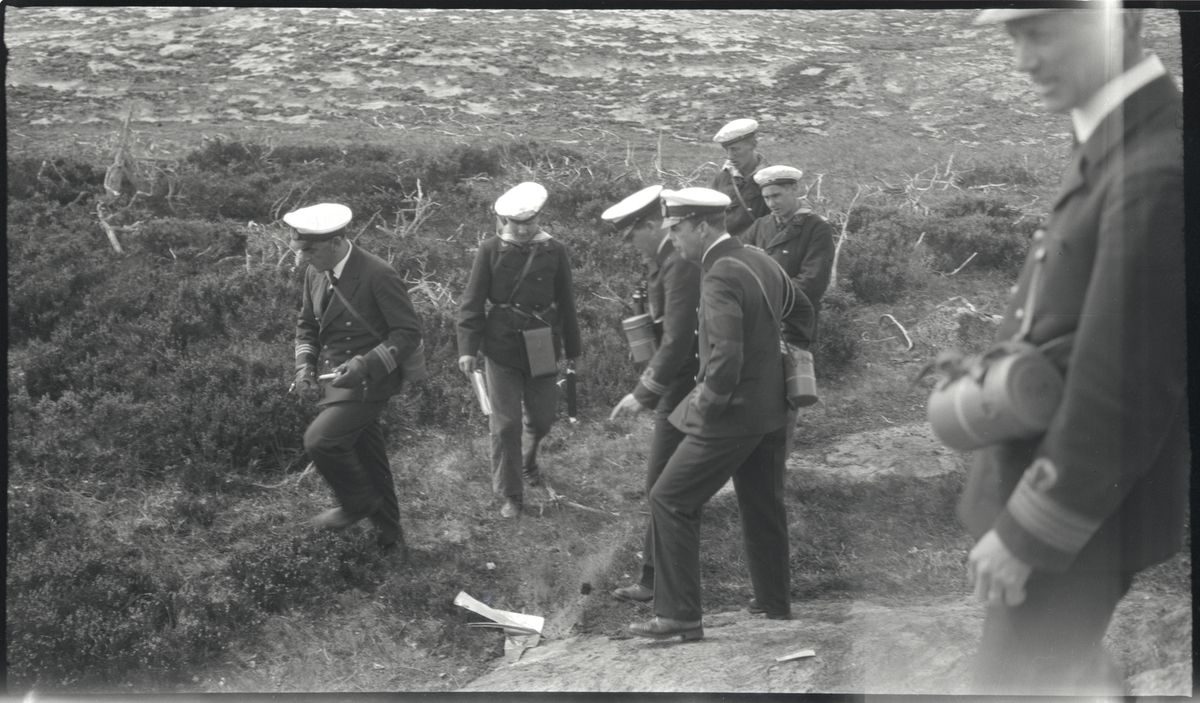 Stridsövning på Stabbo i Stockholms södra skärgård 1929. Officerare och manskap i terrängen.