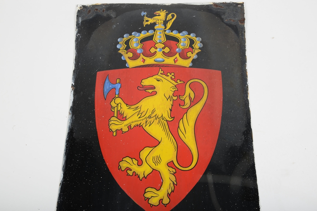 Motiv av det norske riksvåpenet - våpenskjold med løve og øks, med krone øverst.