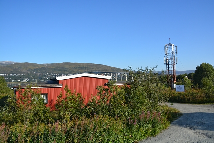 Hele anlegget med feederhus stod klart i 1930-årene. Hovedbygget er delvis ombygd med blant annet ny kledning. Her fantes en 10 kW langbølgesender for å dekke lange avstander til Grønlandsområdet. Garasjen på 55 kvadratmeter ble oppført i 1940. Anlegget ble nedlagt i 1991. Få år seinere ble mastene revet.