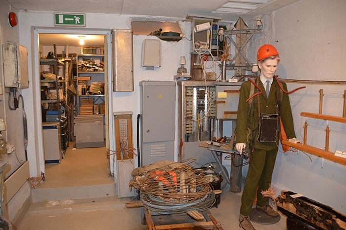 Hele anlegget med feederhus stod klart i 1930-årene. Hovedbygget er delvis ombygd med blant annet ny kledning. Her fantes en 10 kW langbølgesender for å dekke lange avstander til Grønlandsområdet. Garasjen på 55 kvadratmeter ble oppført i 1940. Anlegget ble nedlagt i 1991. Få år seinere ble mastene revet.
